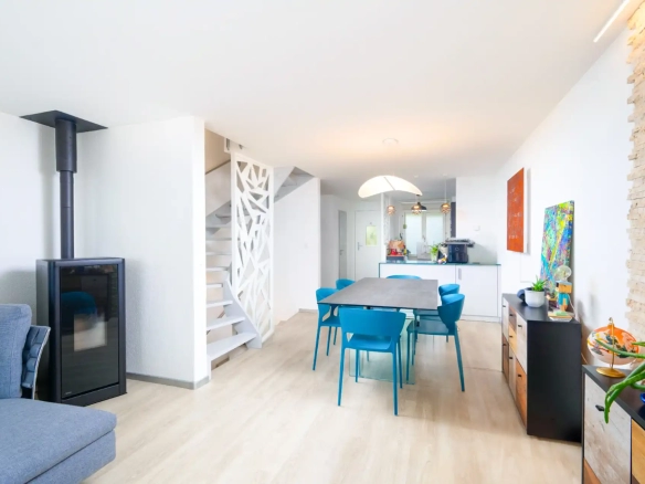 Salle à manger ouverte sur cuisine moderne et escalier design
