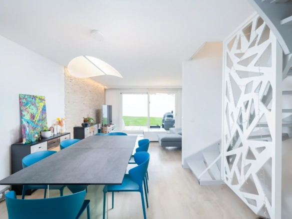 Salle à manger spacieuse avec table et chaises bleues, décoration design