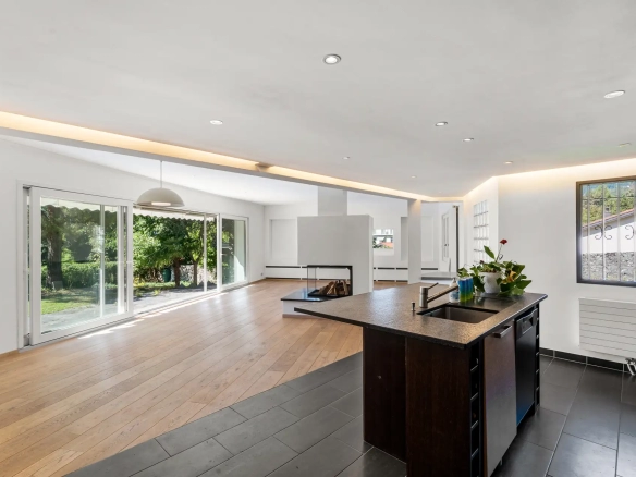 Cuisine moderne équipée avec îlot central et rangements.