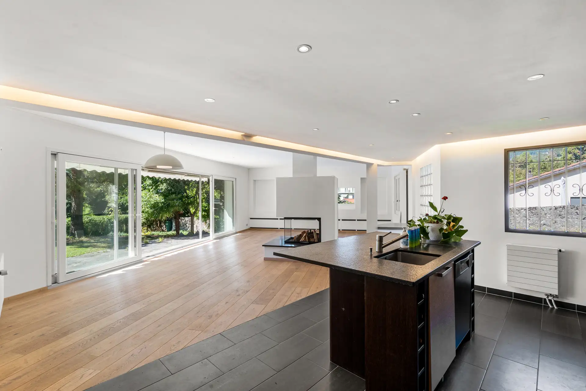 Cuisine moderne équipée avec îlot central et rangements.