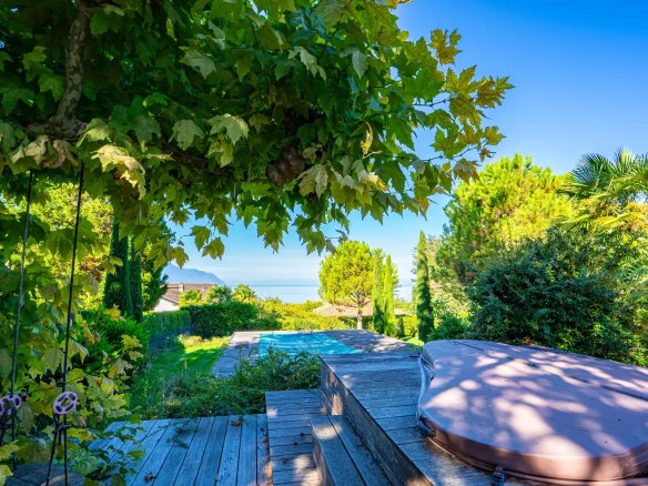 Terrasse avec vue dégagée sur le lac Léman à Villeneuve.