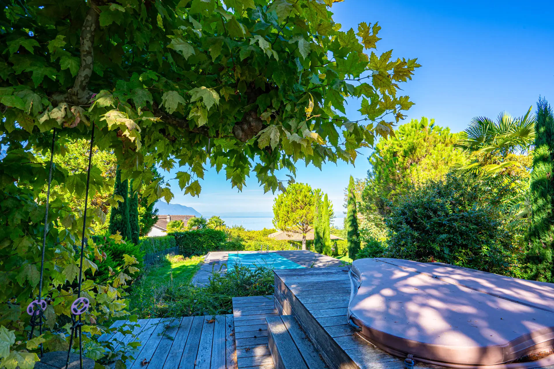 Terrasse avec vue dégagée sur le lac Léman à Villeneuve.