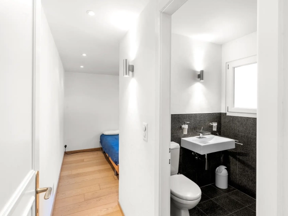Petit WC visiteur moderne et fonctionnel.