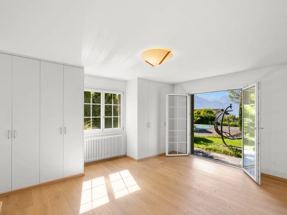 Chambre spacieuse et lumineuse avec accès au jardin.