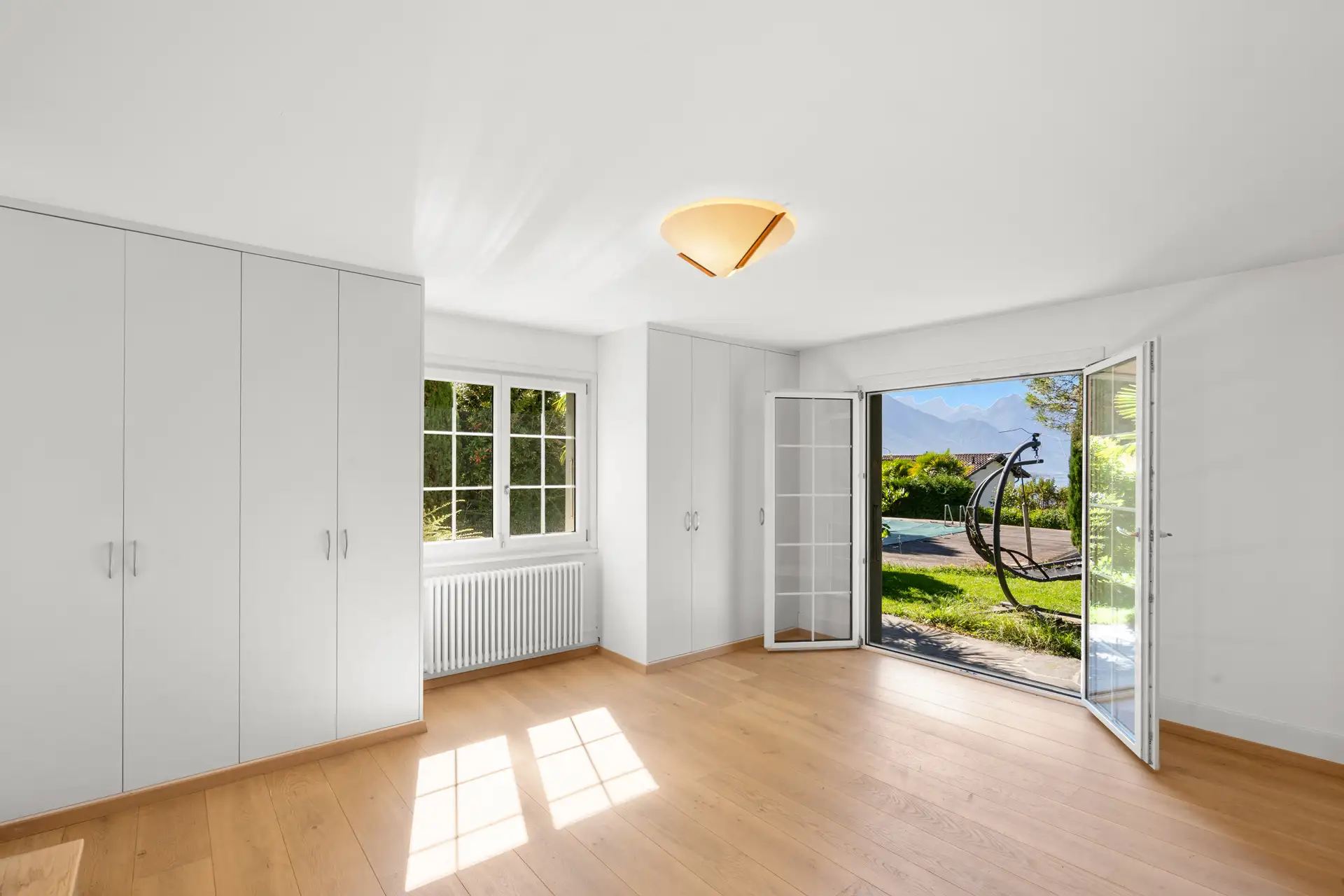 Chambre spacieuse et lumineuse avec accès au jardin.