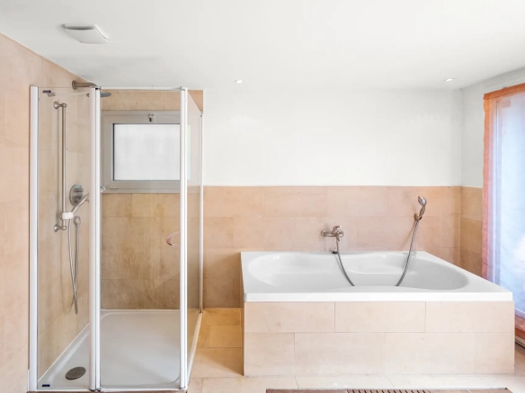 Salle de bains avec douche et baignoire moderne.