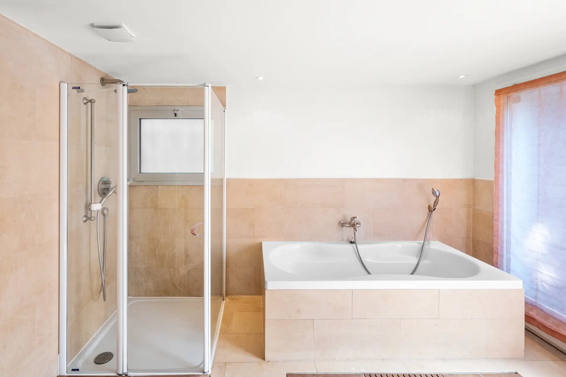 Salle de bains avec douche et baignoire moderne.