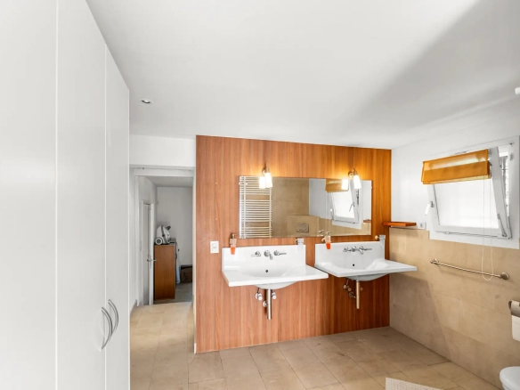 Salle de bains moderne avec double vasque et baignoire