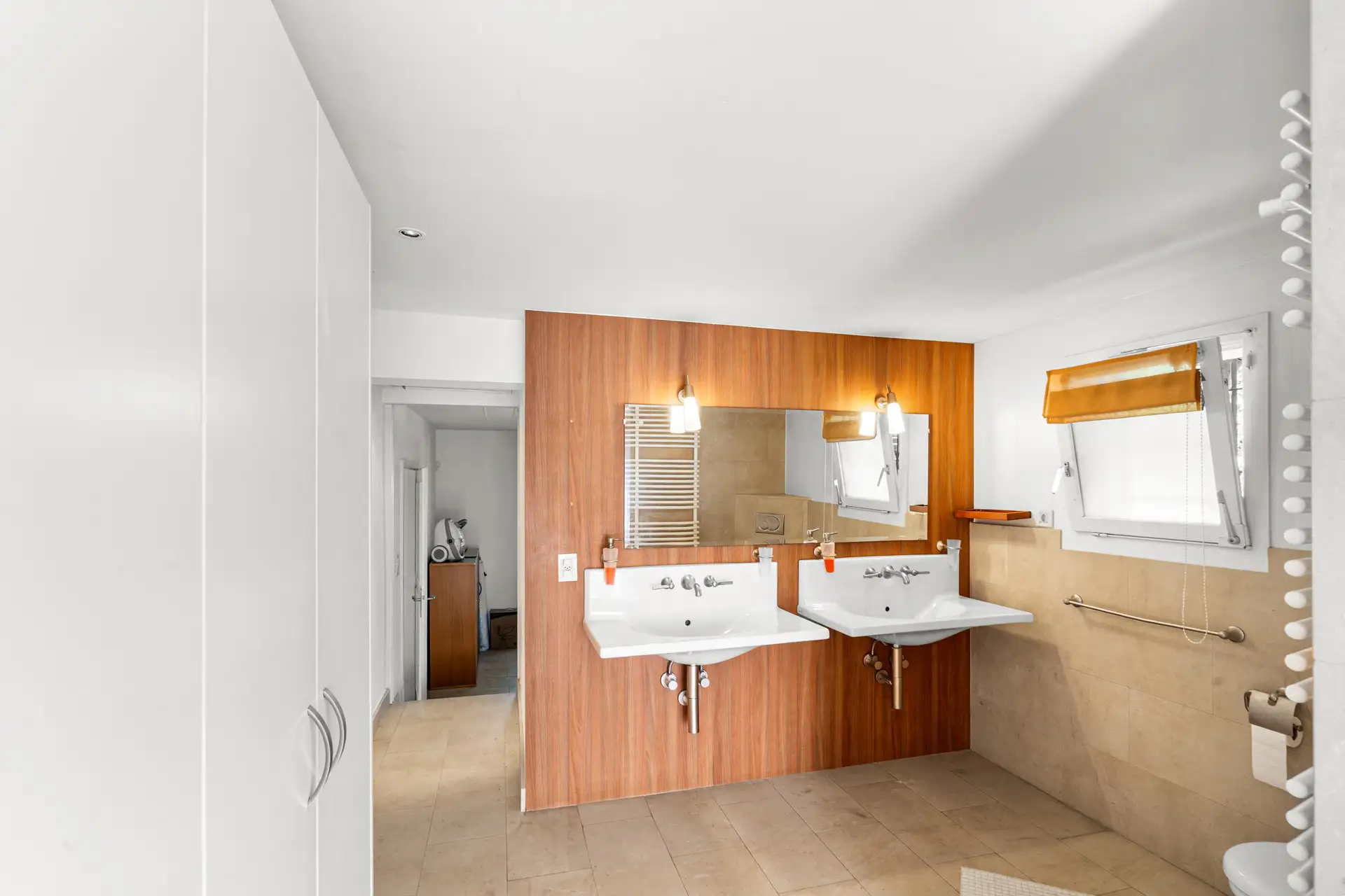 Salle de bains moderne avec double vasque et baignoire