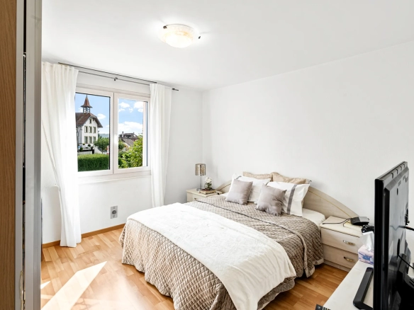Chambre parentale lumineuse avec lit double