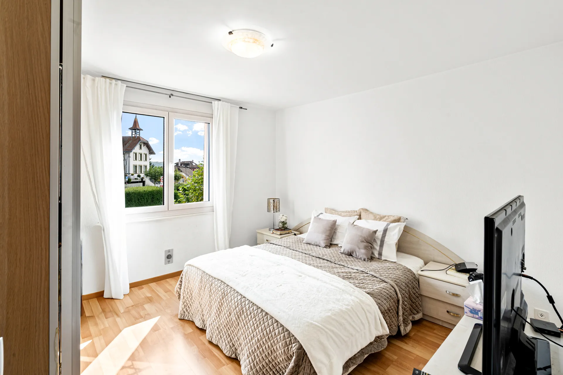 Chambre parentale lumineuse avec lit double