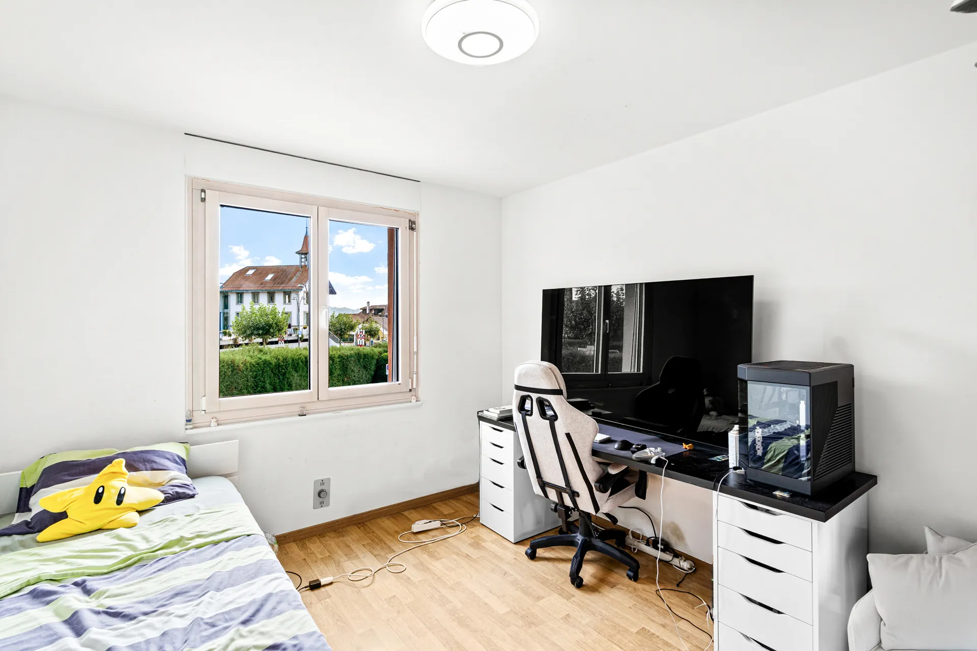 Chambre lumineuse avec bureau et espace de travail