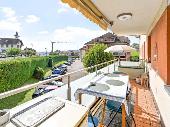 Balcon aménagé avec vue dégagée sur le quartier