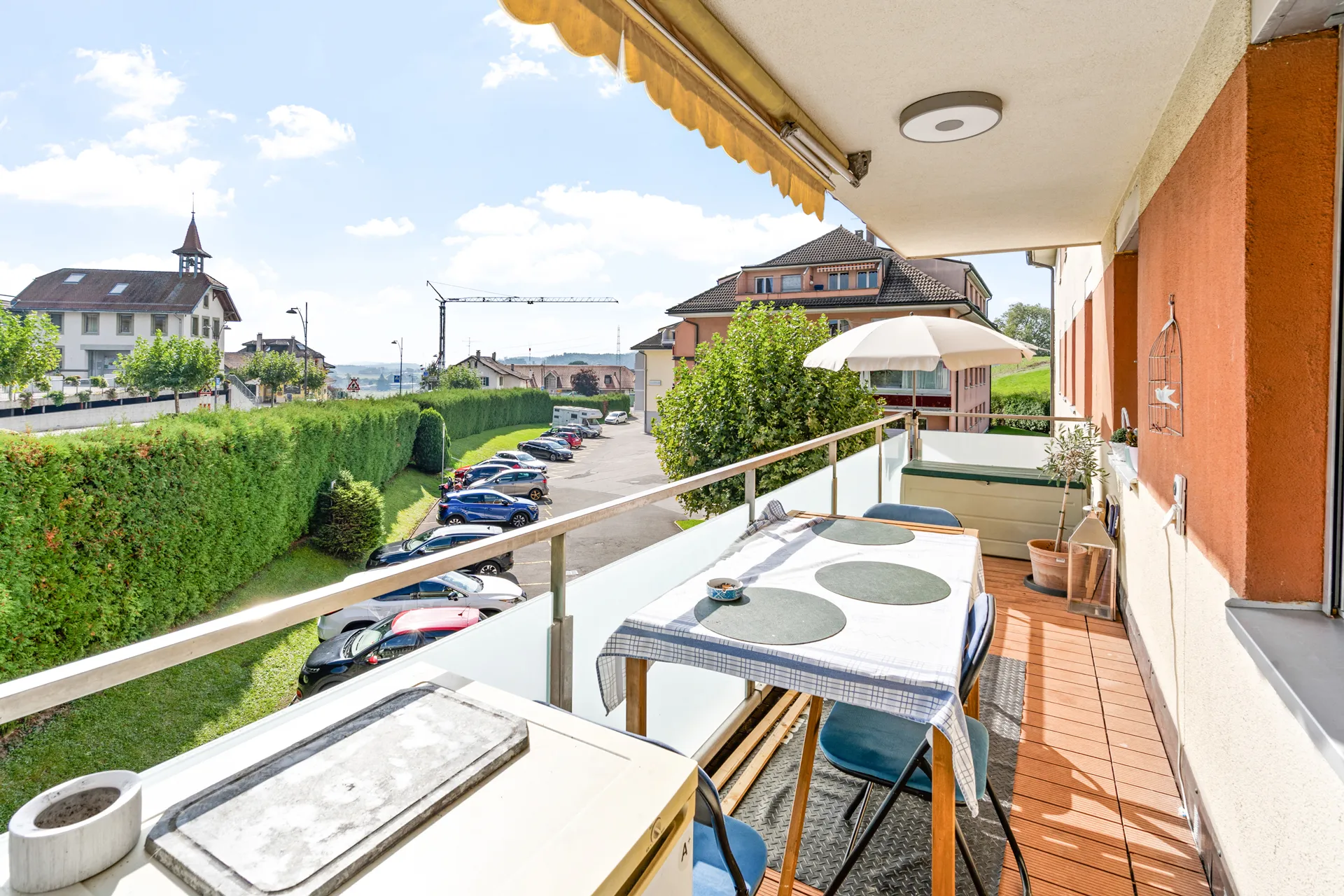 Balcon aménagé avec vue dégagée sur le quartier