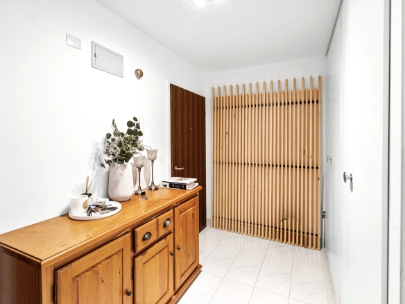 Hall d’entrée spacieux avec meuble en bois