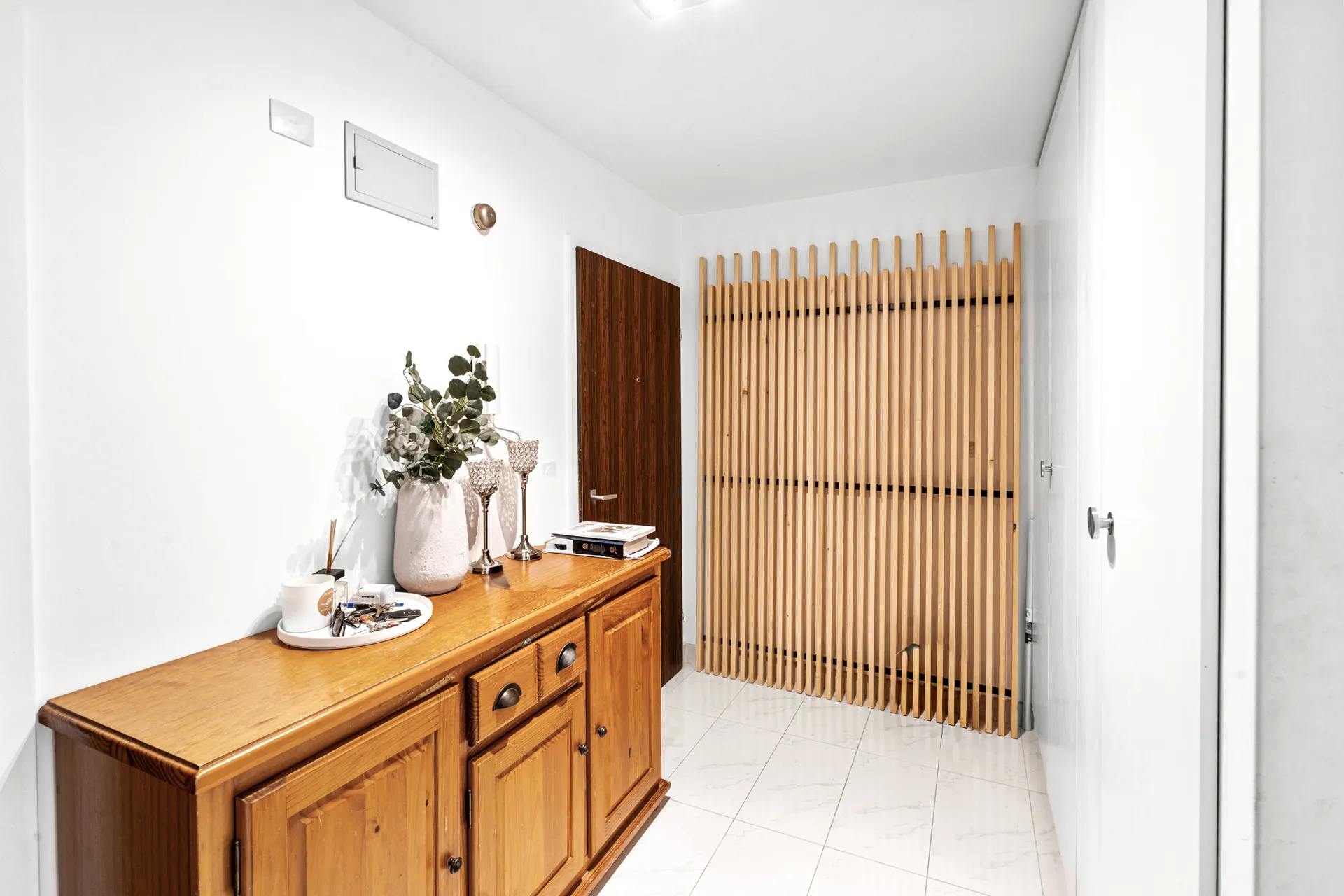 Hall d’entrée spacieux avec meuble en bois
