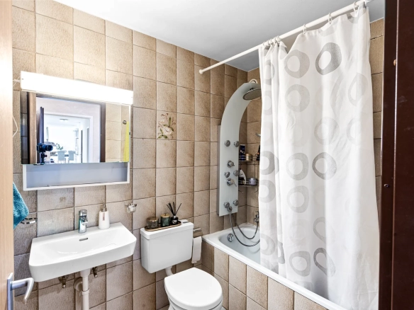 Salle de bain avec baignoire et lavabo