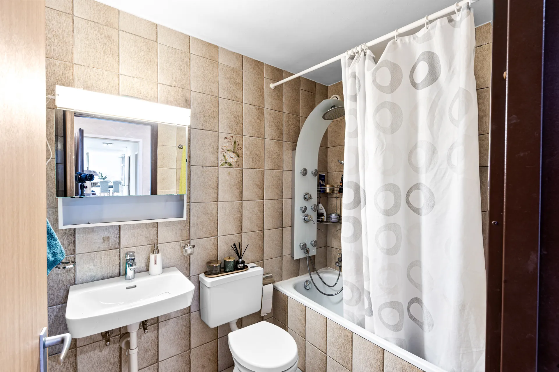 Salle de bain avec baignoire et lavabo