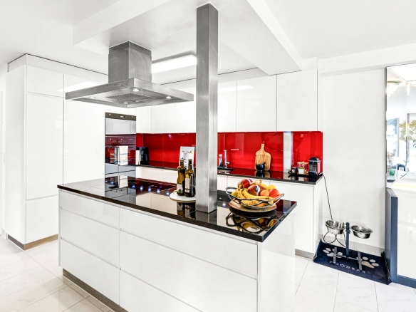 Îlot central dans une cuisine moderne équipée