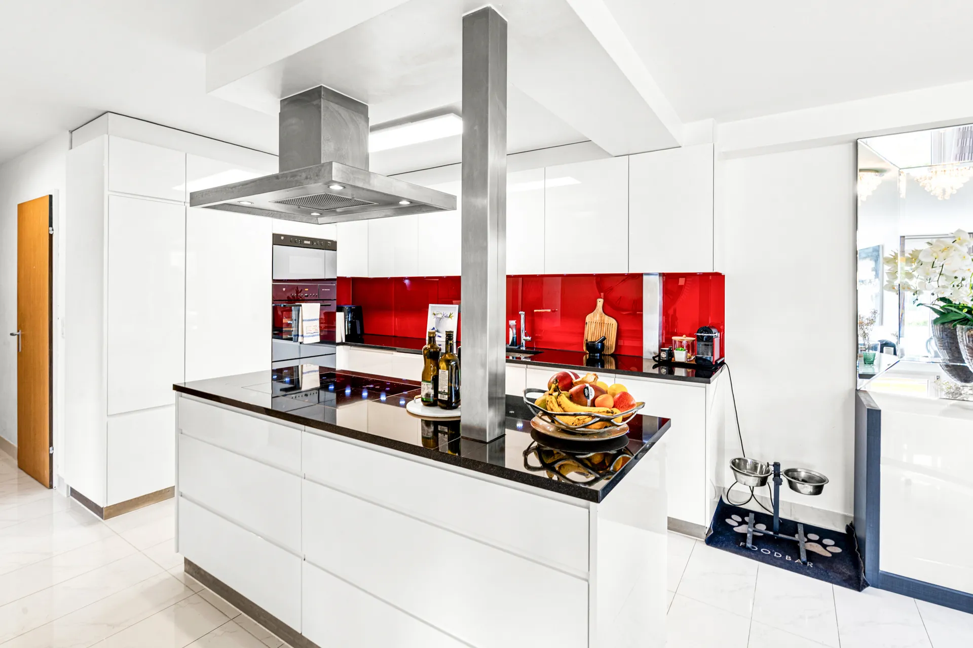 Îlot central dans une cuisine moderne équipée