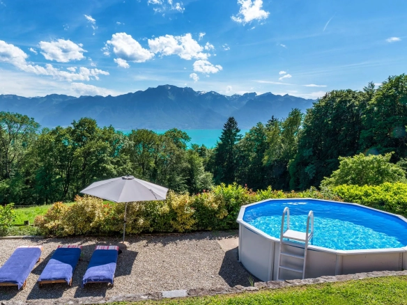 Maison familiale à Blonay avec piscine et jardin offrant une vue panoramique sur les montagnes et le lac.