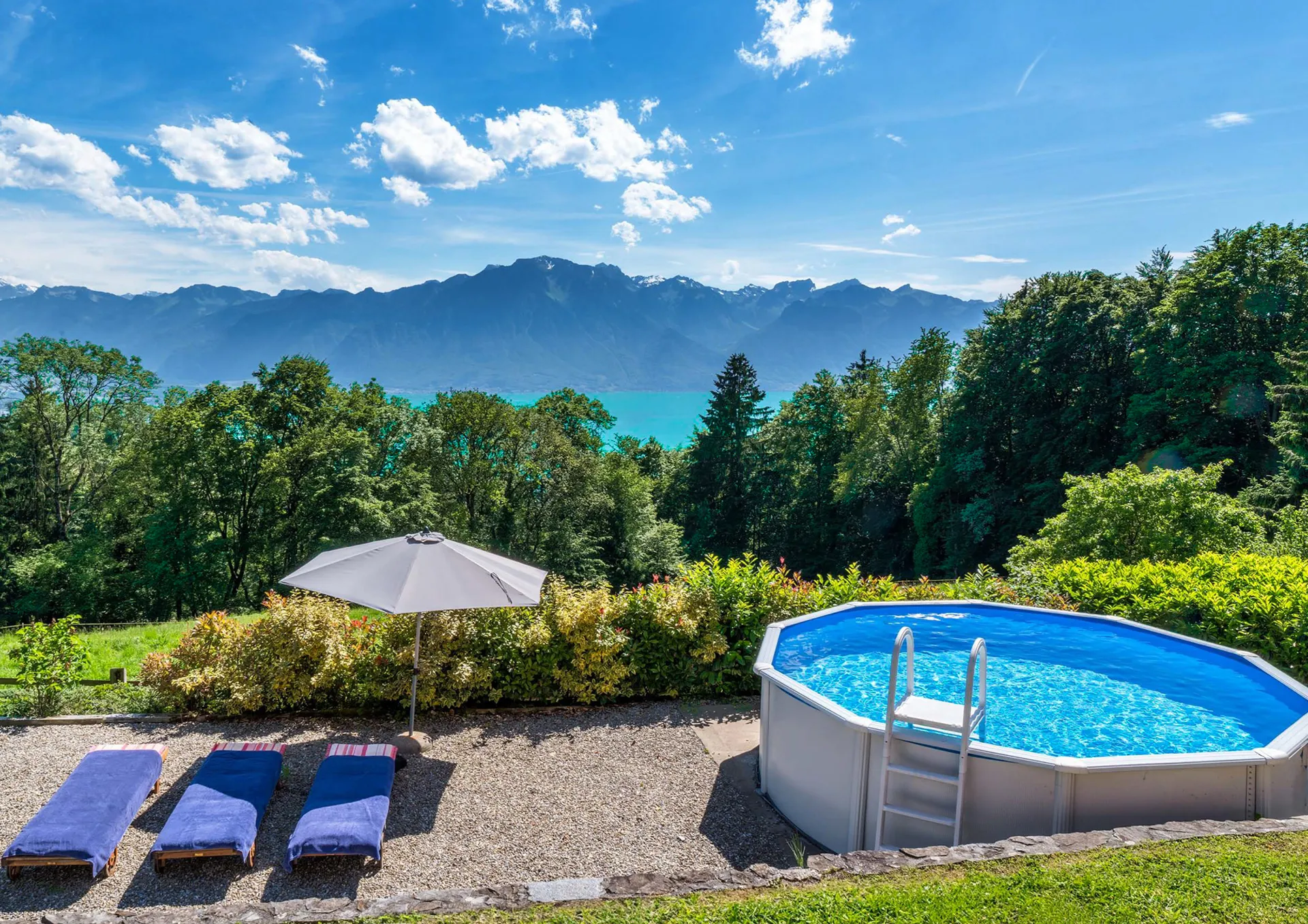 Maison familiale à Blonay avec piscine et jardin offrant une vue panoramique sur les montagnes et le lac.