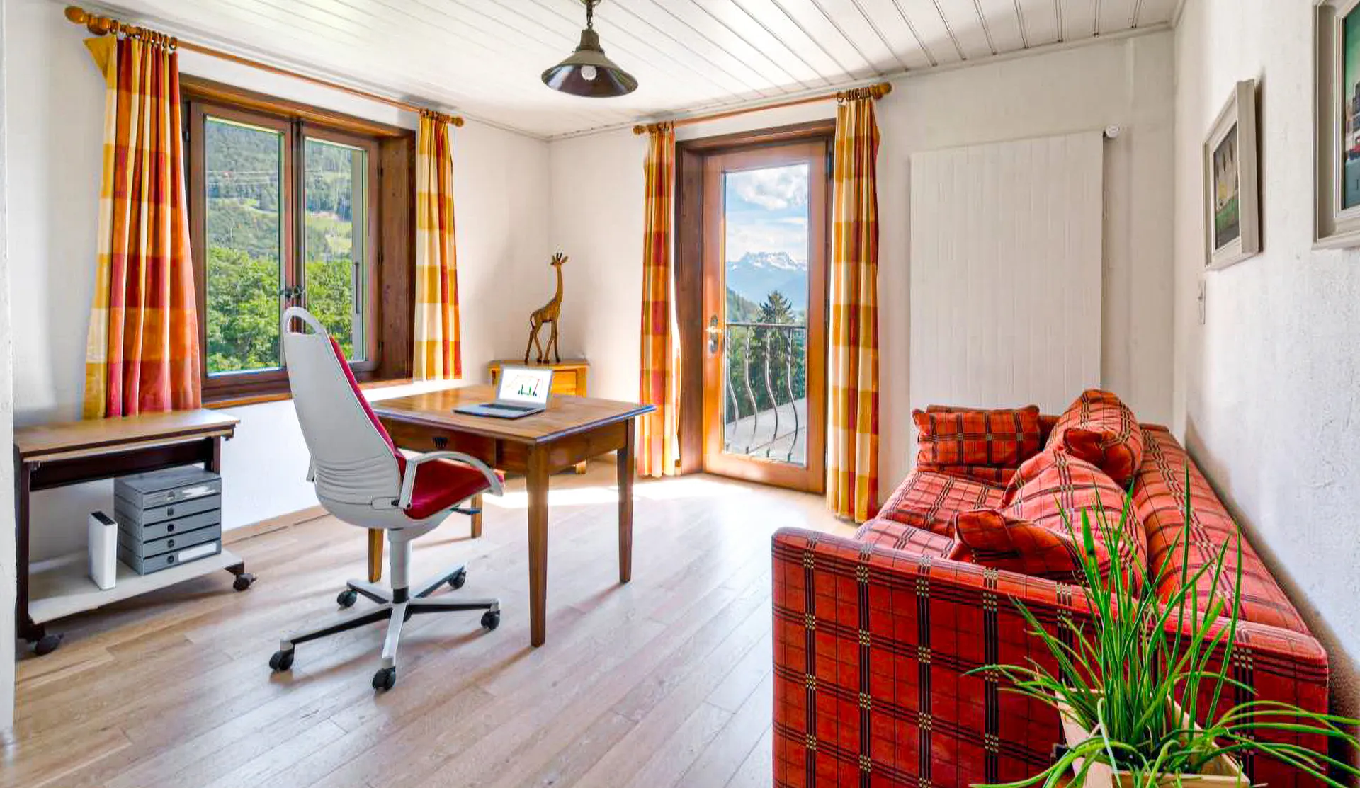 Bureau lumineux avec vue sur les montagnes à Blonay.