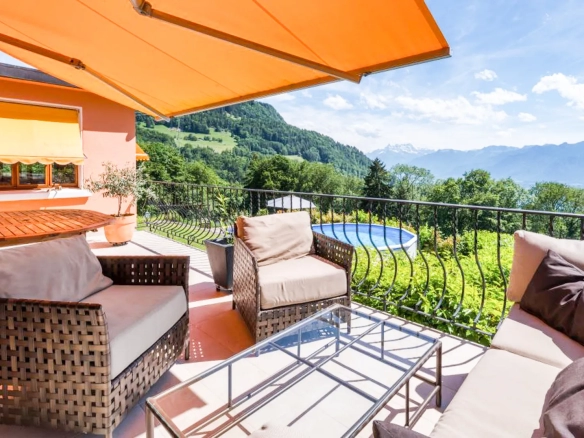 Balcon avec vue panoramique sur le lac et les montagnes à Blonay.