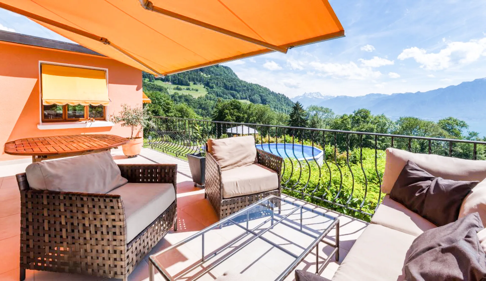 Balcon avec vue panoramique sur le lac et les montagnes à Blonay.