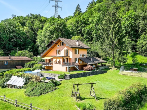 Maison familiale à Blonay avec grand jardin verdoyant.