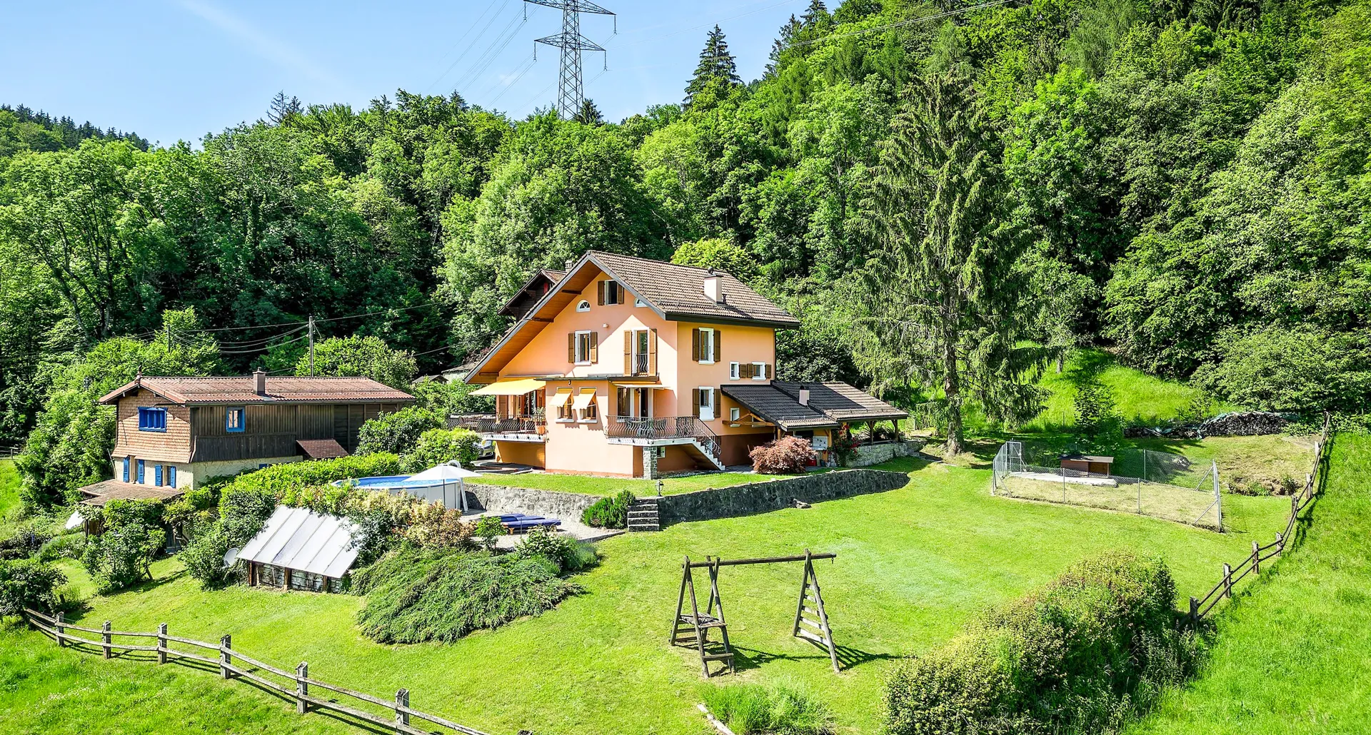 Maison familiale à Blonay avec grand jardin verdoyant.