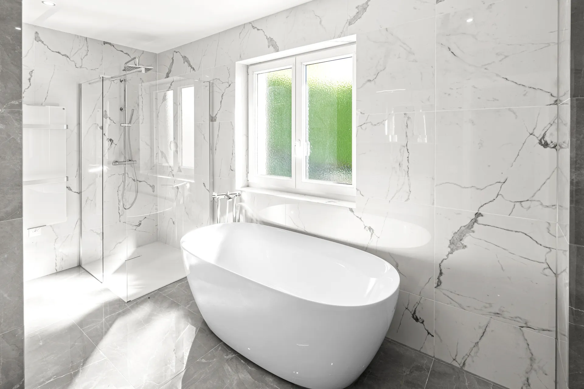 Salle de bain rénovée avec baignoire design et lumière naturelle