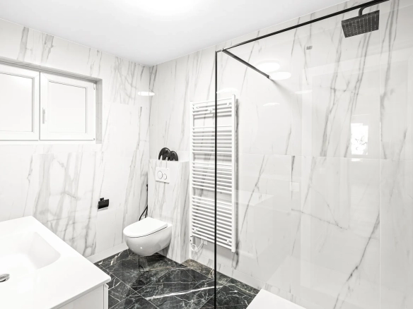 Salle de bain moderne avec douche à l’italienne et finitions marbre