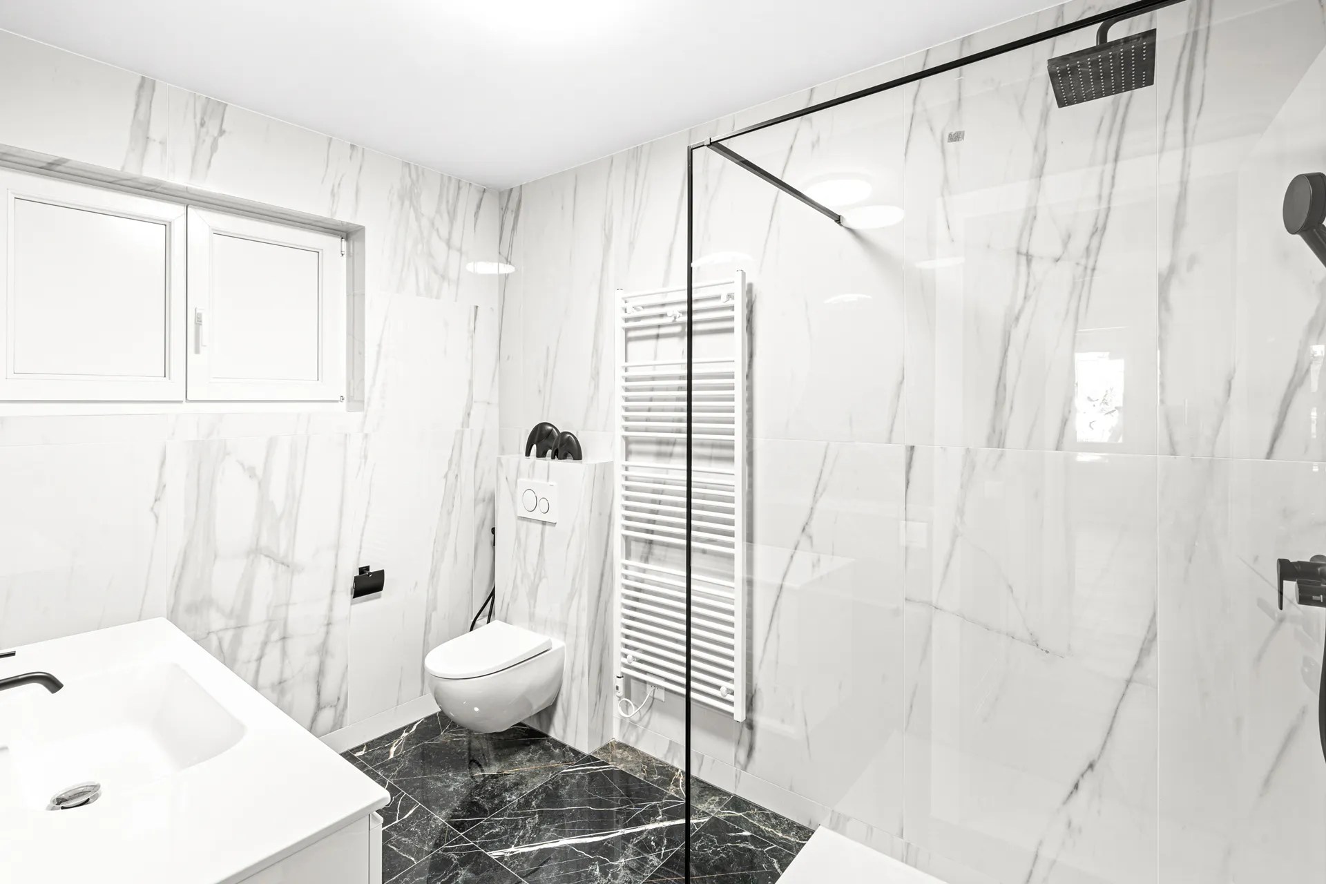 Salle de bain moderne avec douche à l’italienne et finitions marbre