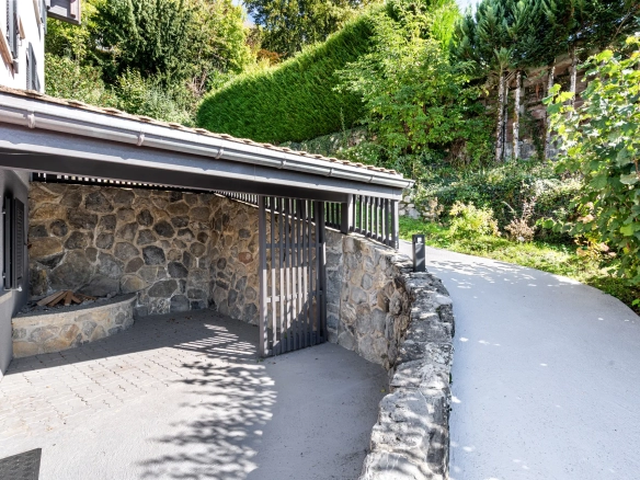 Entrée de la maison avec abri pour deux véhicules à Chernex