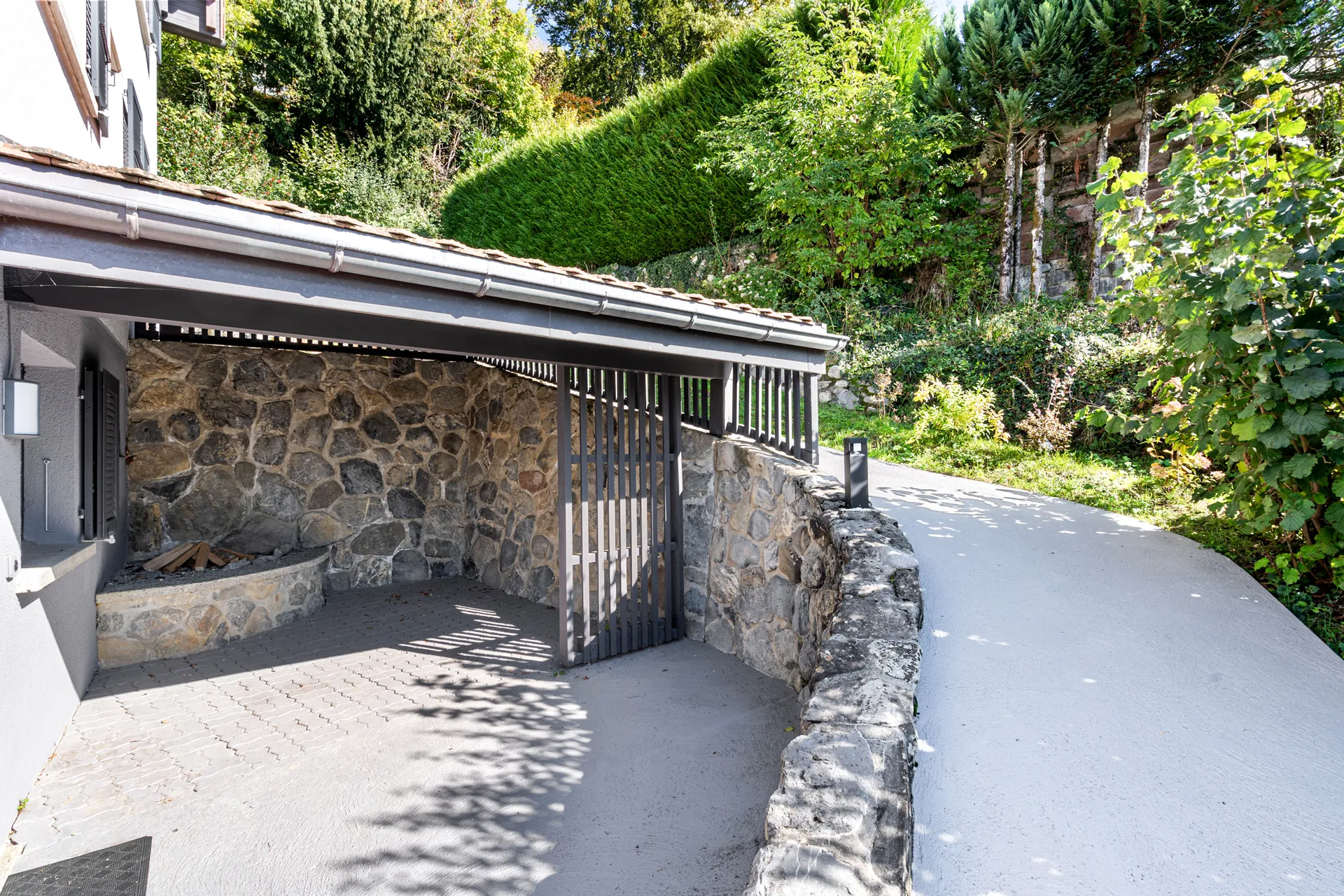 Entrée de la maison avec abri pour deux véhicules à Chernex
