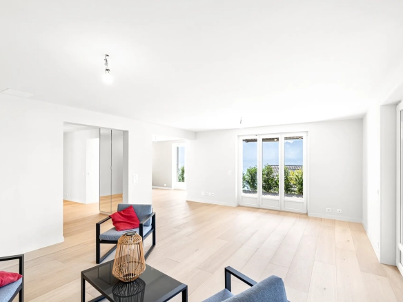 Salon spacieux avec grandes baies vitrées et accès terrasse