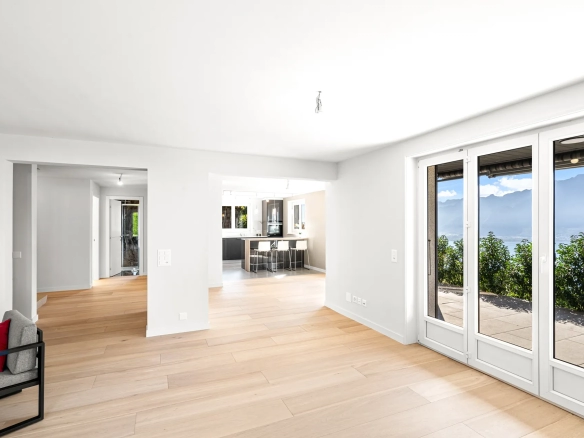 Salon spacieux avec grandes baies vitrées et accès terrasse