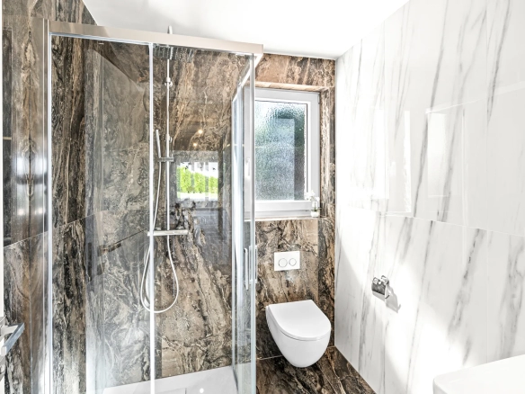 Salle de bain contemporaine avec douche à l’italienne