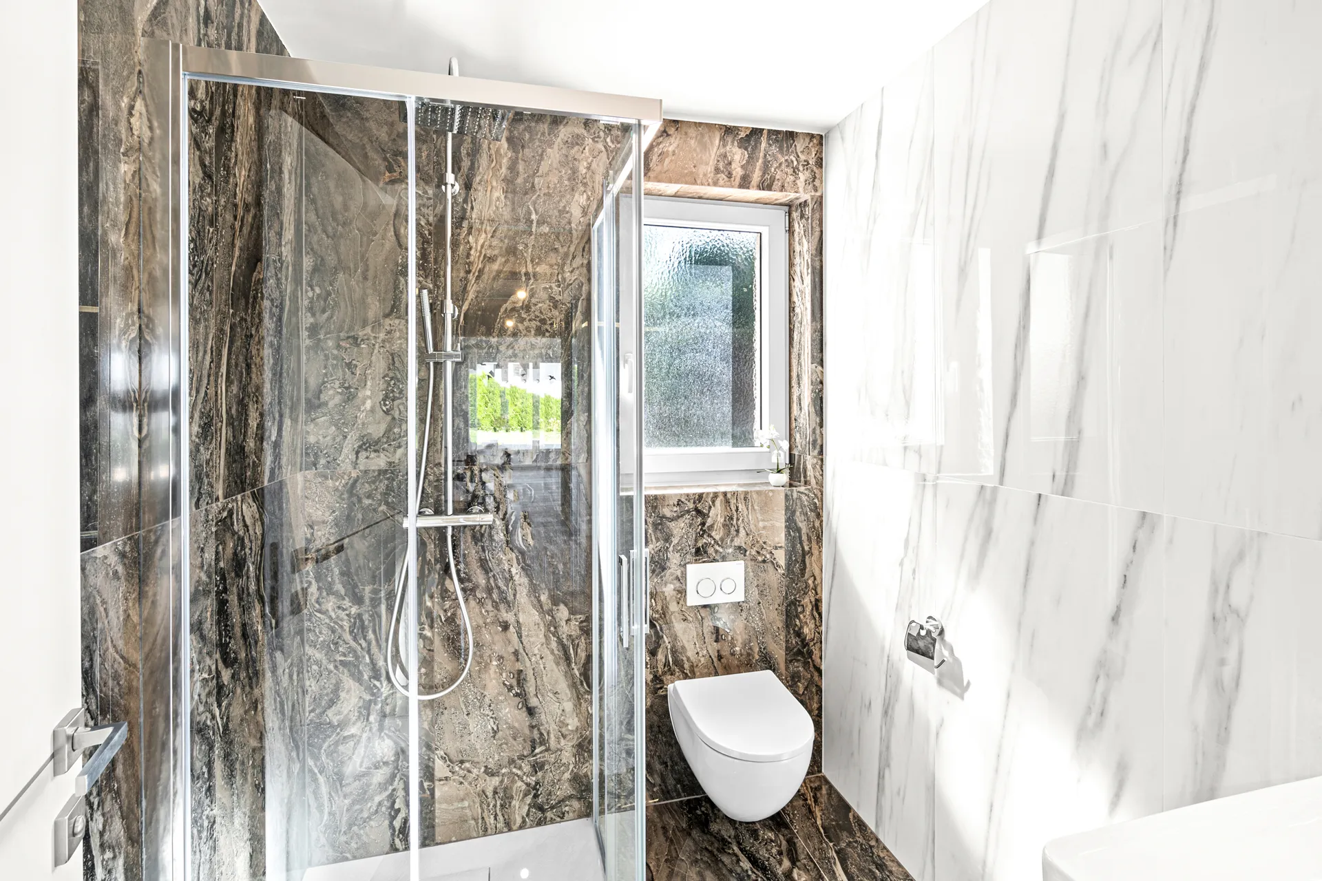 Salle de bain contemporaine avec douche à l’italienne