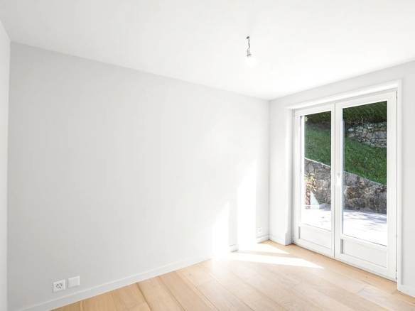 Chambre donnant sur le jardin avec porte-fenêtre