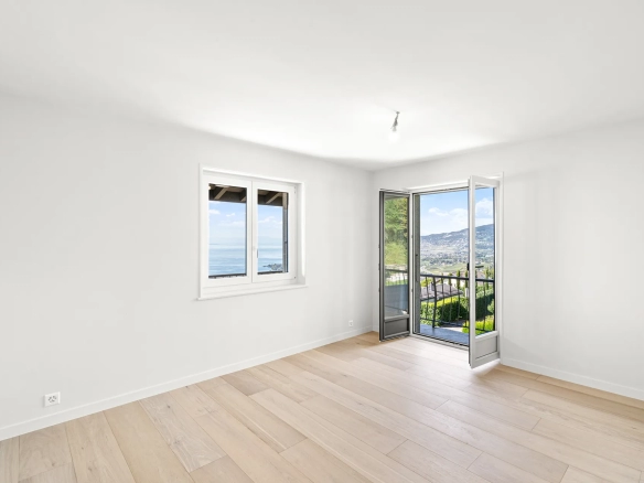 Chambre lumineuse avec accès balcon et vue sur le lac Léman