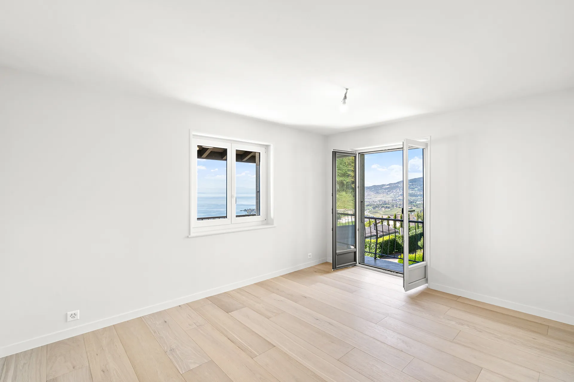 Chambre lumineuse avec accès balcon et vue sur le lac Léman
