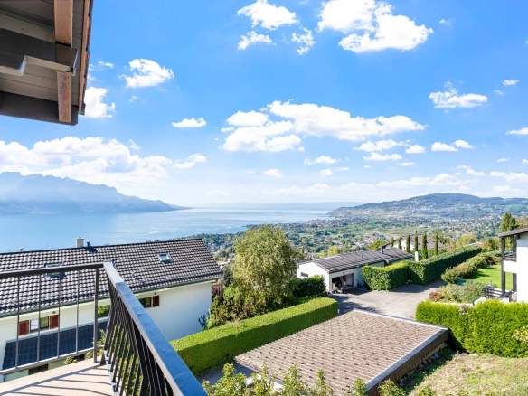 Vue dégagée sur le lac Léman et les montagnes depuis la maison