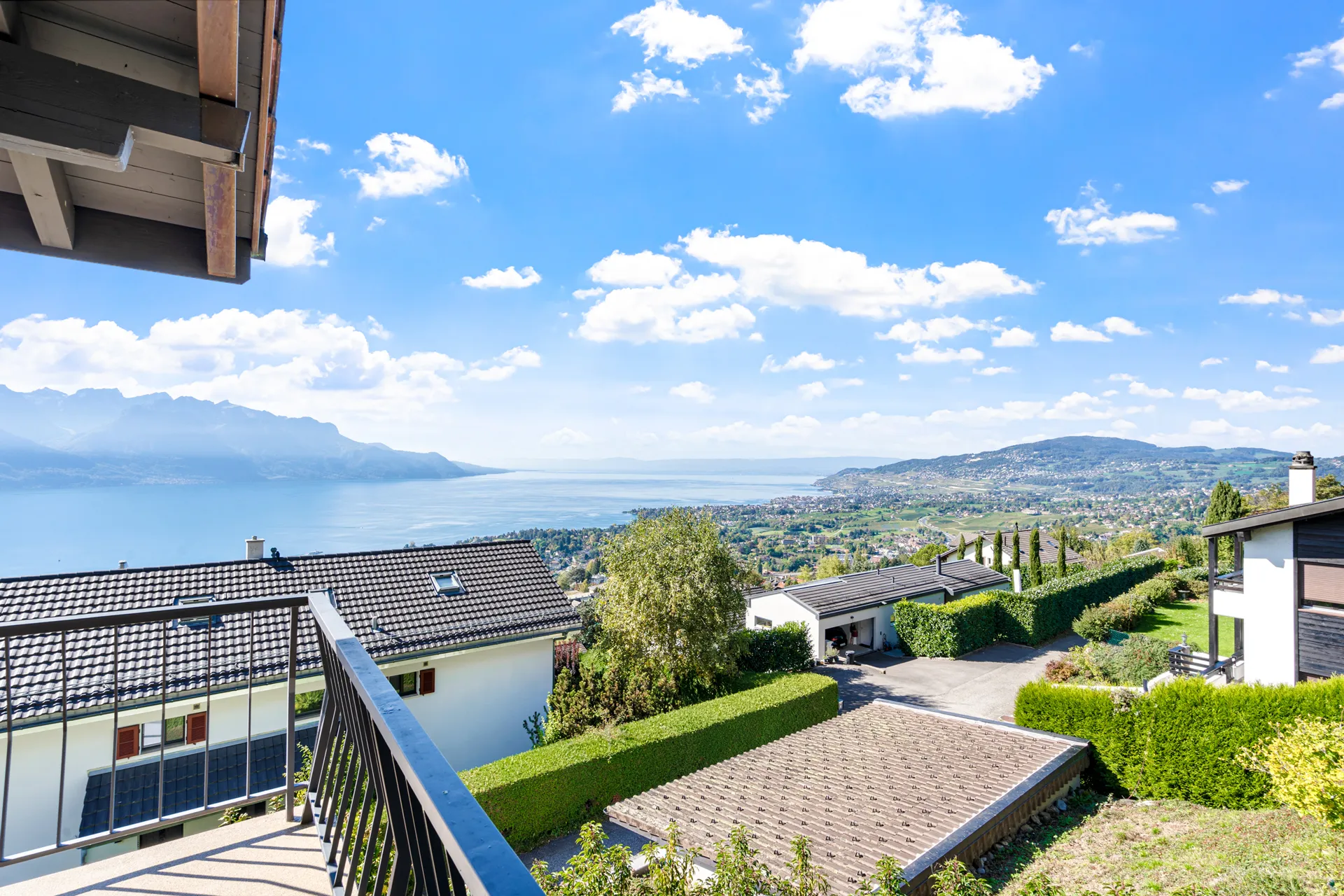 Vue dégagée sur le lac Léman et les montagnes depuis la maison