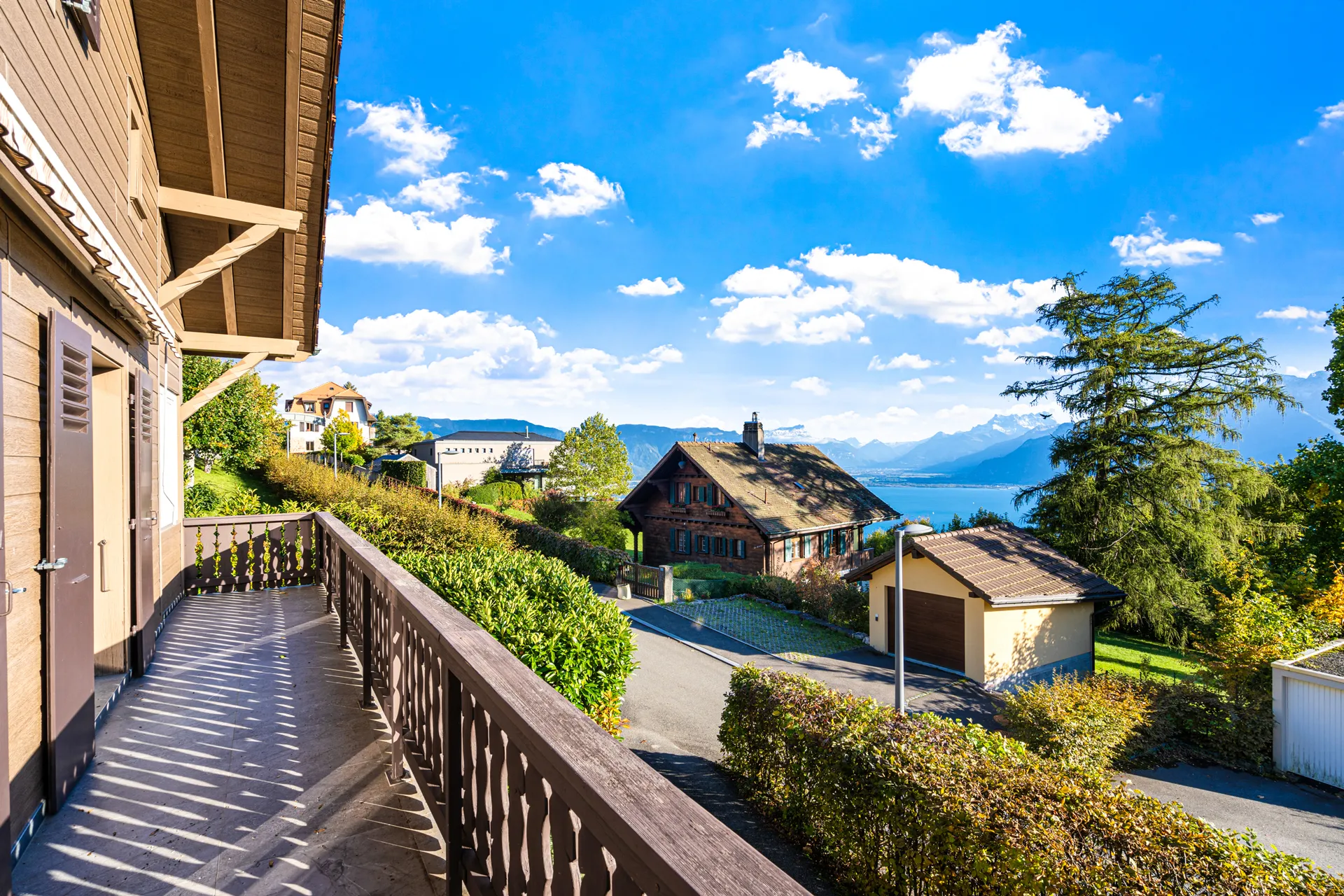 Vue sur le lac Léman et les montagnes depuis le balcon de la maison