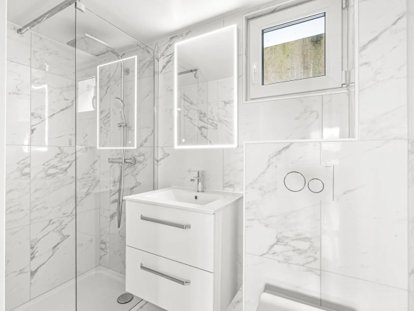 Salle de bain rénovée avec douche à l’italienne et finitions marbre