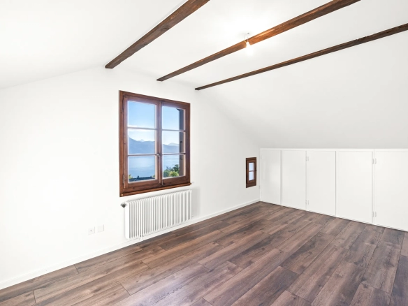 Chambre avec vue sur le lac Léman et poutres apparentes