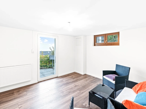 Chambre avec porte-fenêtre donnant sur le jardin