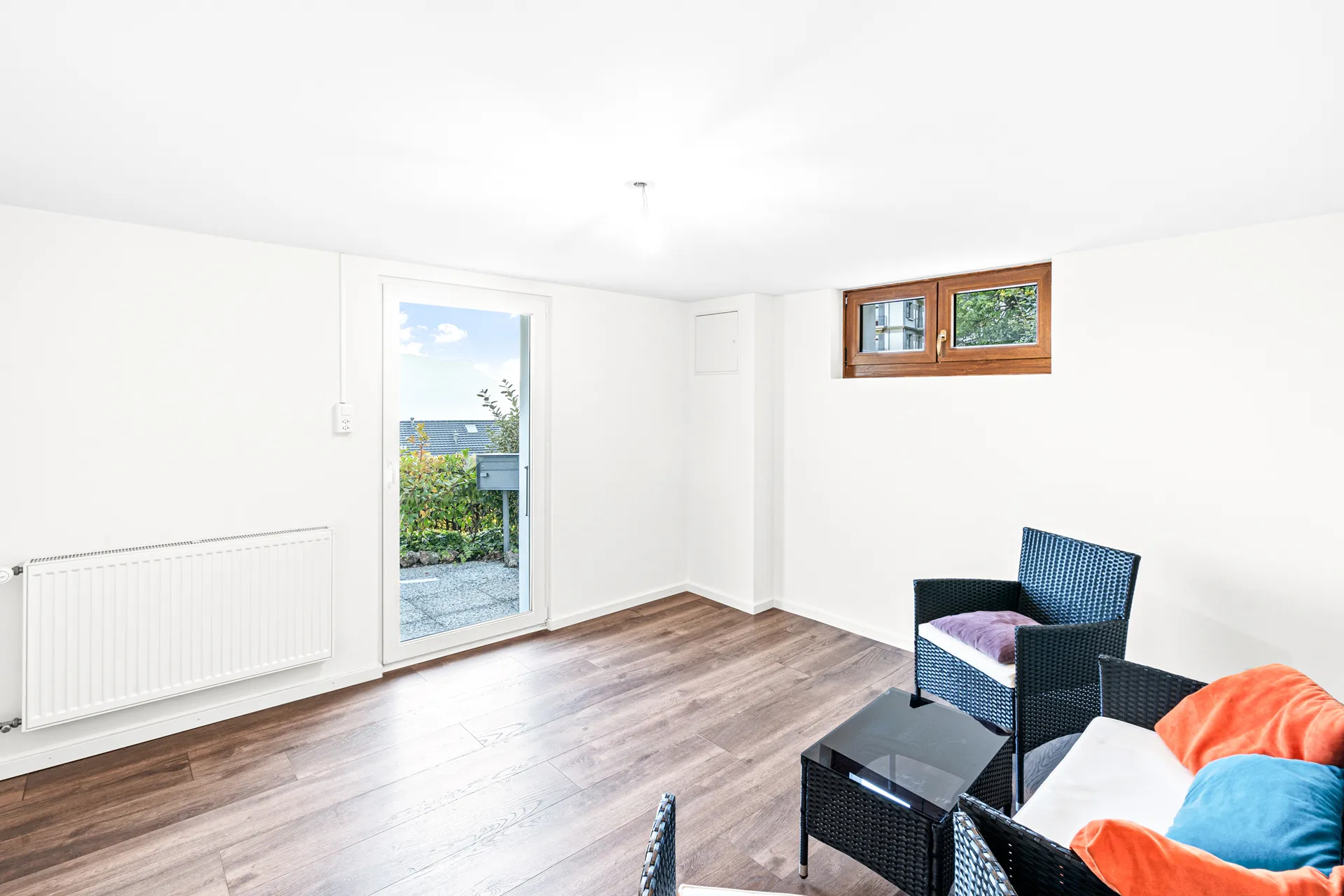 Chambre avec porte-fenêtre donnant sur le jardin